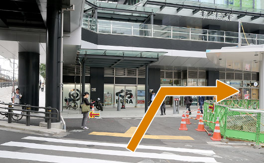 つき当たりを右に曲がります