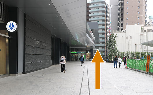 ビルには入らずに直進します