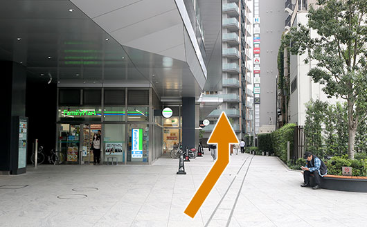 ファミリーマートの横を通過します