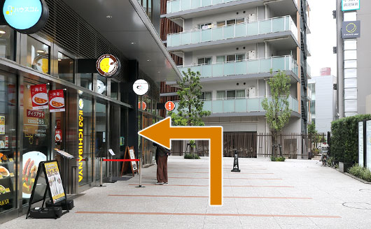 つき当たりを左に曲がります